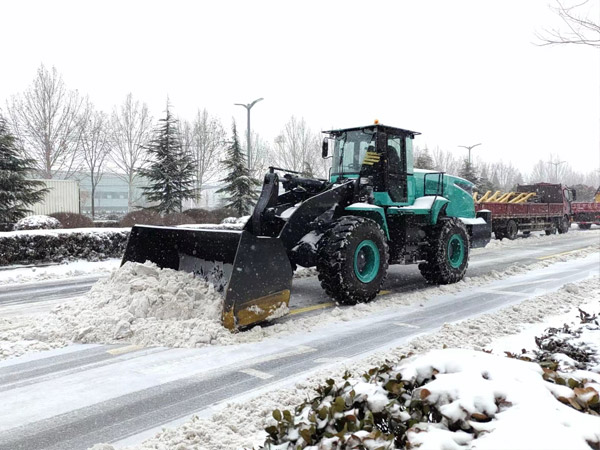 除雪保畅，山推铁肩道义勇担重任！