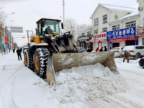 除雪保畅，山推铁肩道义勇担重任！