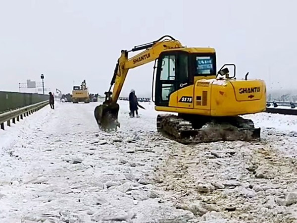 除雪保畅，山推铁肩道义勇担重任！